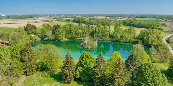 AU CLAIR RUISSEAU **